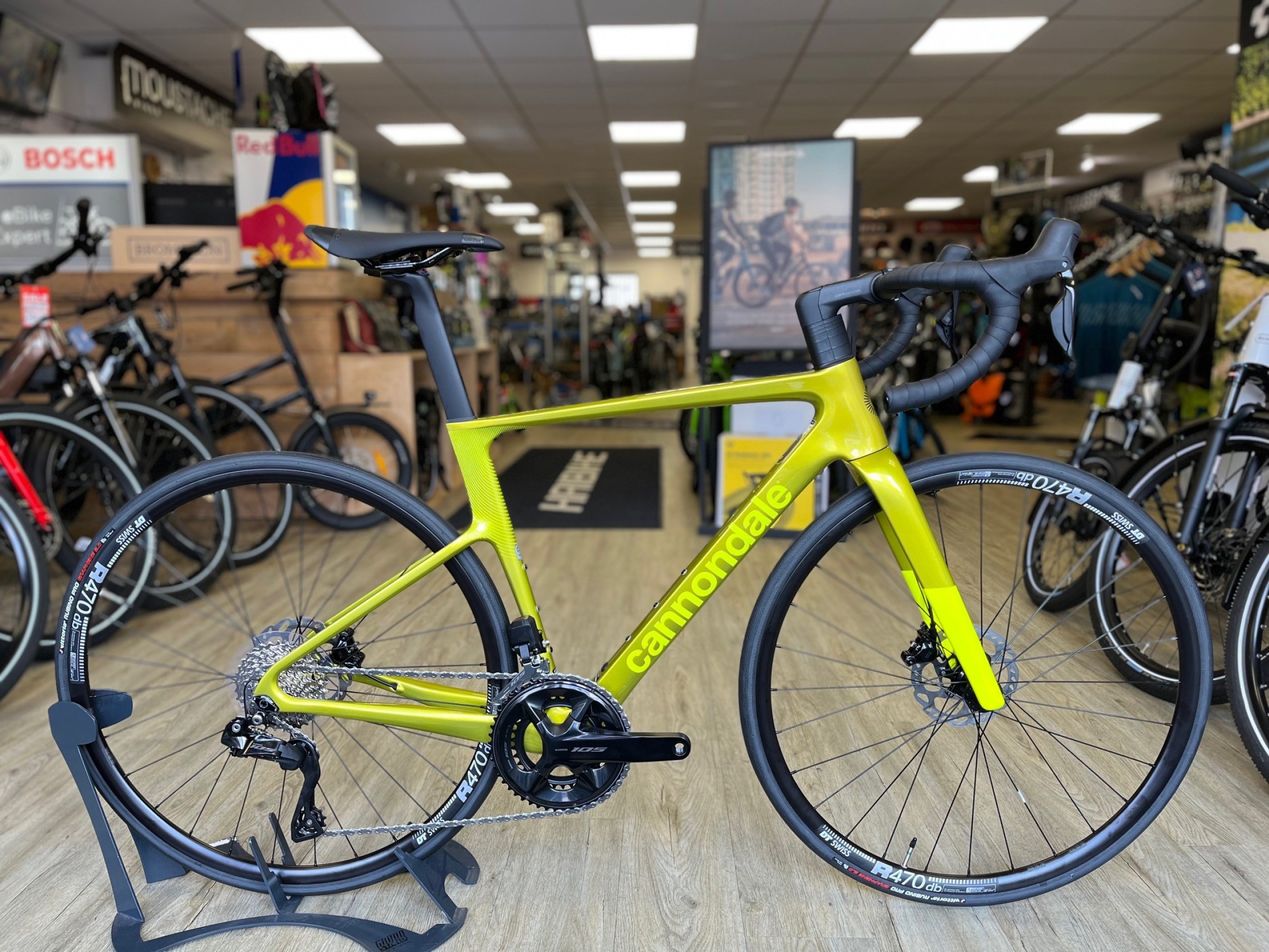https://www.damianharriscycles.co.uk/_images/product-photos/ce/zoom/cannondale-supersix-evo-3-2023-road-bike-vipergreen-a.jpg